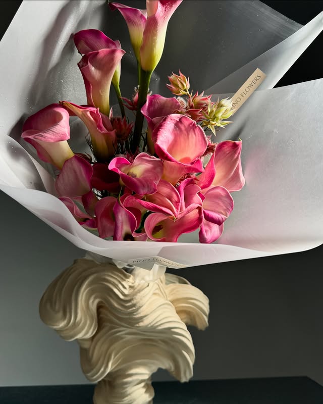 "Fresh Rose Bouquet in Elegant Vase Arrangement"